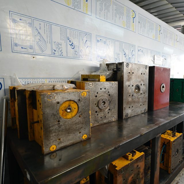 Plastic Injection Molding Machine